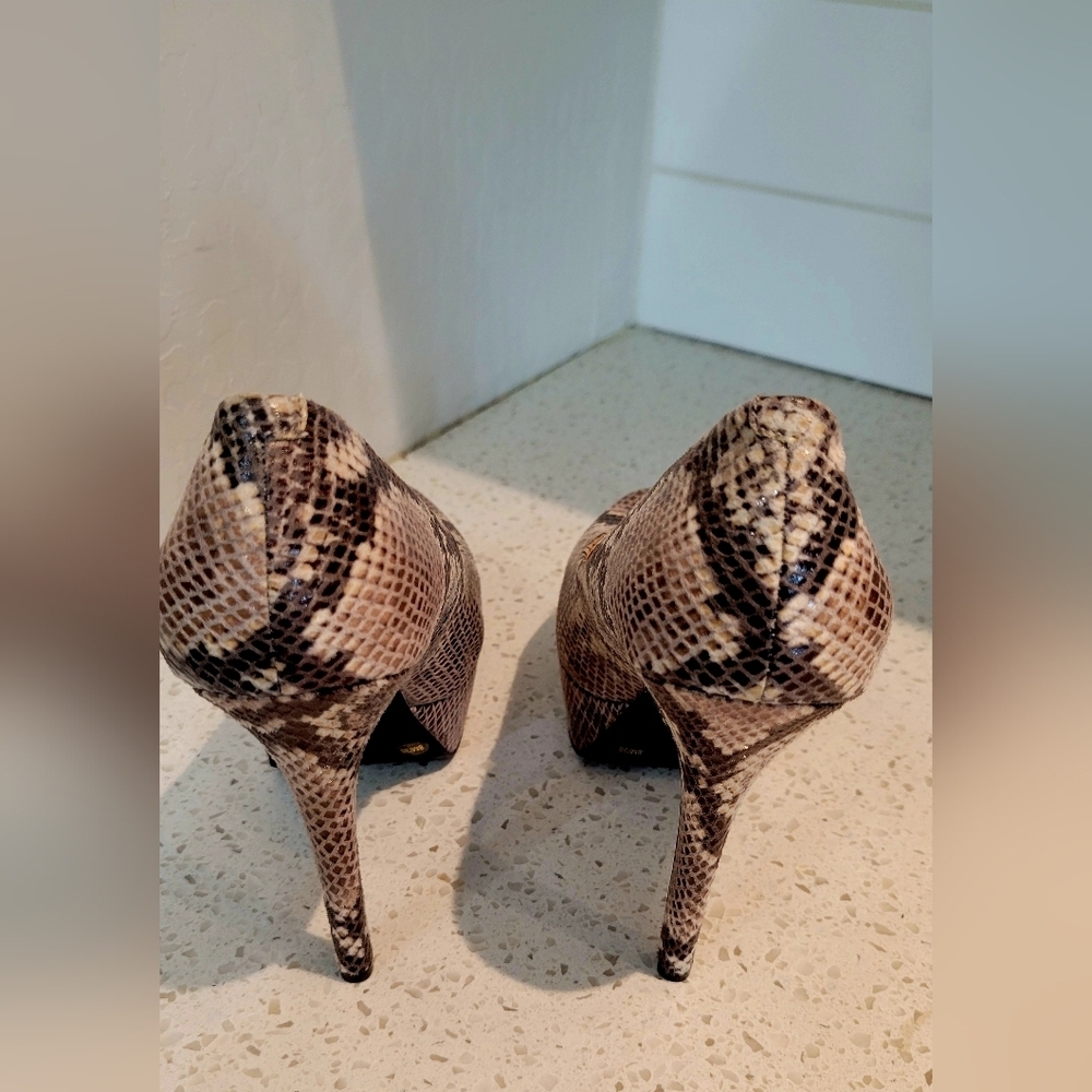 Jessica Simpson Snakeskin Heels — Tan & Black Platform / Pump (5 1/2") -  Size 8 - Picture 5 of 9